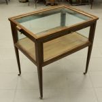 884 9547 DISPLAY TABLE